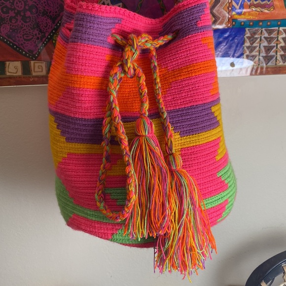 Colombian Wayuu hand woven one of a kind drawstring shoulder bag. - Picture 7 of 13
